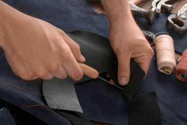 Deri ile fabrikada çalışan adam