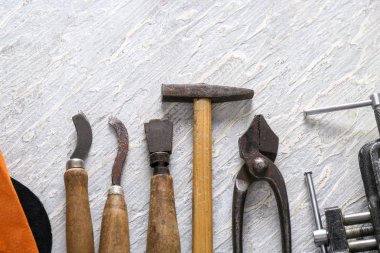 Deri atölyesinde masada zanaat araçları