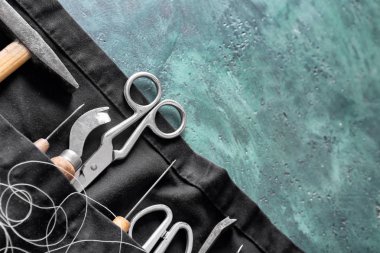 Deri atölyesinde masada zanaat araçlarıyla önlük