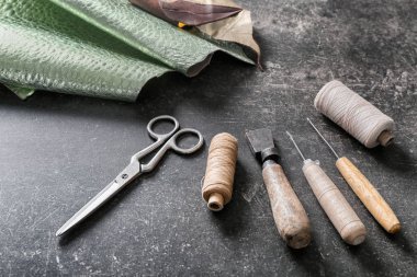 Zanaat araçları deri ve gri arka plan üzerinde konu ile