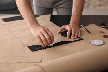 Genç terzi Atölyesi desende dikiş ile çalışma