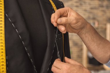Atelier manken üzerinde ceket dikiş seamster