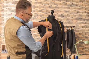 Atelier manken üzerinde ceket dikiş seamster