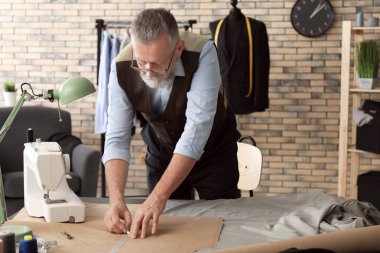 Olgun terzi Atölyesi desende dikiş ile çalışma