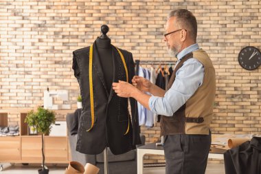 Atelier manken üzerinde ceket dikiş seamster
