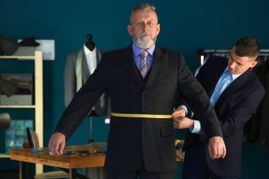 Genç atelier ölçümlerde alarak müşterinin terzi