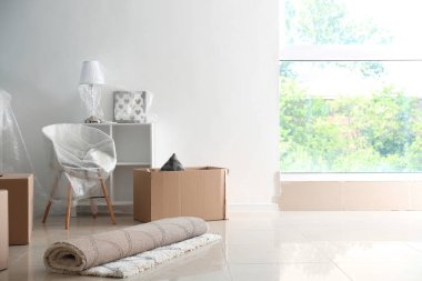 Karton kutular ve Oda katta Enteriyör eşyaları. Hareketli ev kavramı
