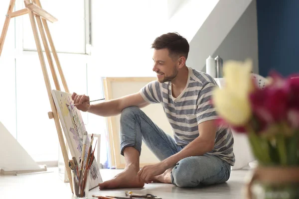 Artista Masculino Pintando Taller —  Fotos de Stock