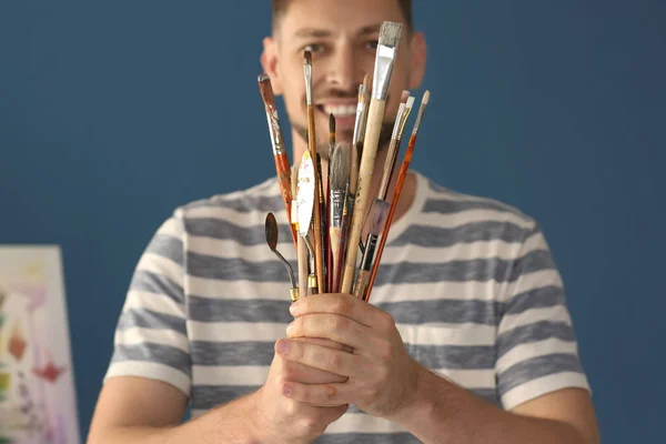 Artista Masculino Segurando Ferramentas Pintura Fundo Cor — Fotografia de Stock