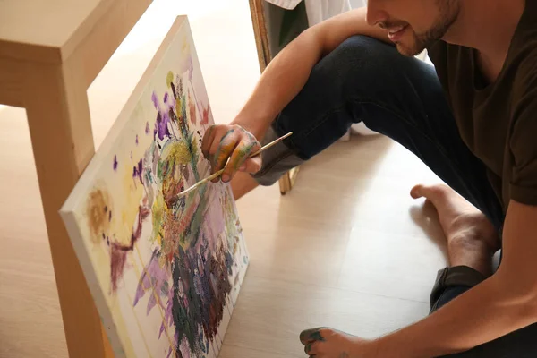 Artista Masculino Pintando Taller —  Fotos de Stock