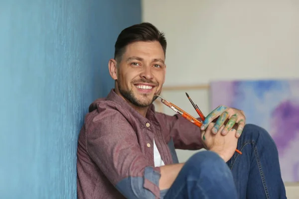 Artista Masculino Con Pinceles Taller — Foto de Stock