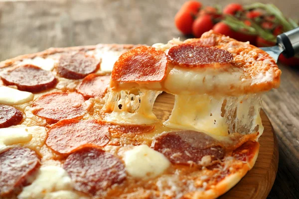 Leckere Pfefferoni Pizza Und Schaufel Mit Scheibe Nahaufnahme — Stockfoto