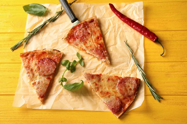 Plasterki Pizzy Pepperoni Smaczne Podłoże Drewniane Kolor — Zdjęcie stockowe