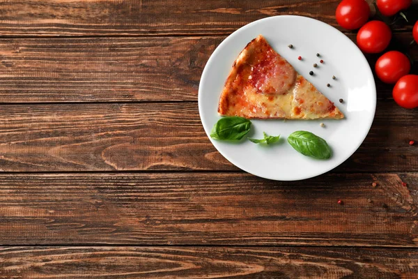 Plaat Met Schijfje Heerlijke Peperoni Pizza Tomaten Een Houten Tafel — Stockfoto