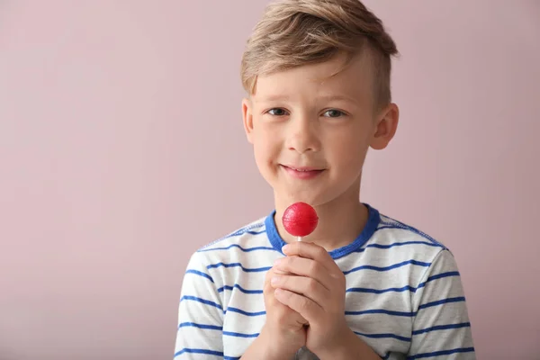 Lindo Niño Con Piruleta Fondo Color — Foto de Stock