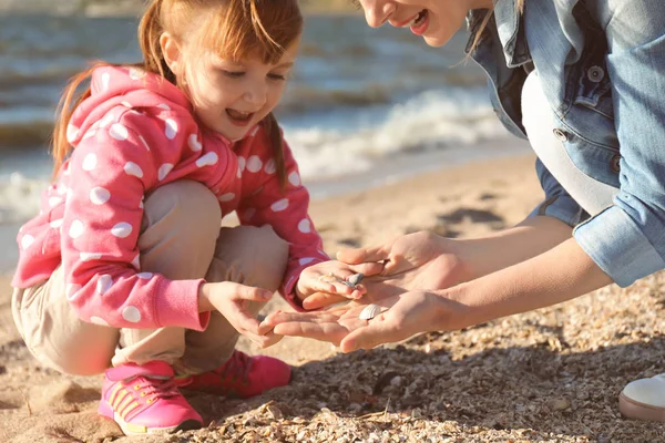 Mutter Und Kleine Tochter Sammeln Muscheln Flussnähe — Stockfoto