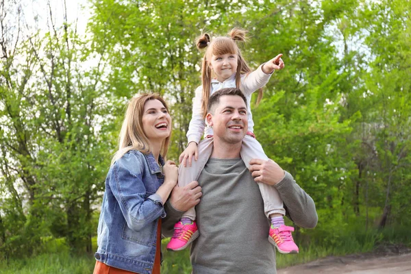 Happy Family Resting Park — Stock Photo, Image