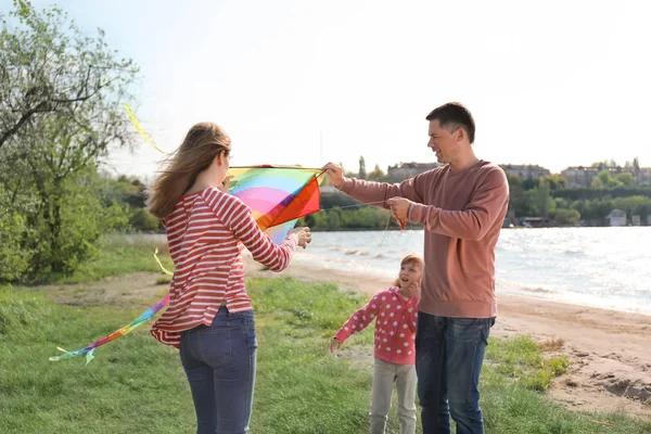 Happy Family Flying Kite River — Stock Photo, Image