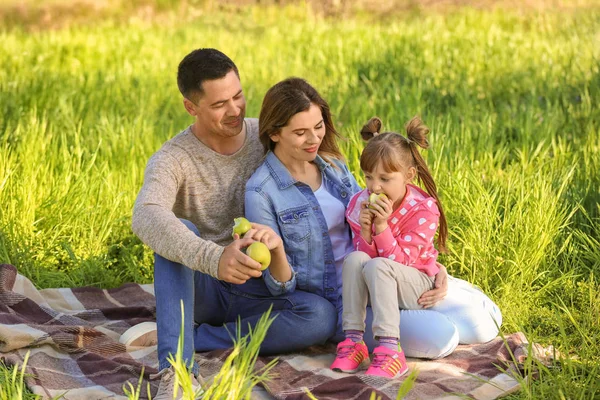 Familia Feliz Comiendo Manzanas Parque —  Fotos de Stock