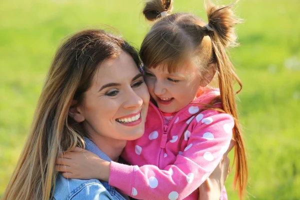 Happy Mother Little Daughter Park Sunny Day — Stock Photo, Image