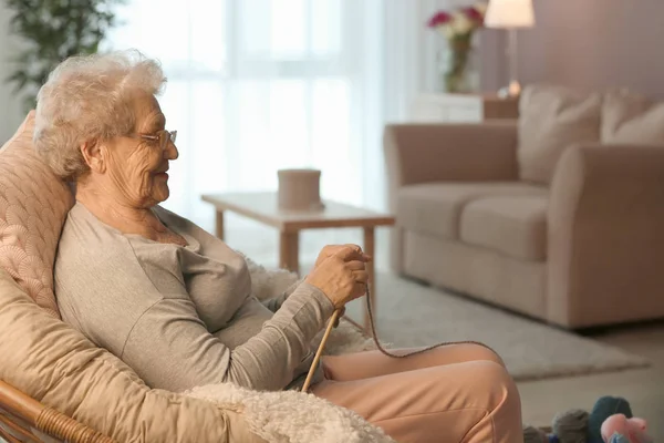 Femme Âgée Tricot Dans Chaise Longue Maison — Photo