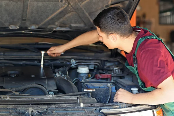 Ung Auto Mekaniker Reparerar Bil Servicecenter — Stockfoto