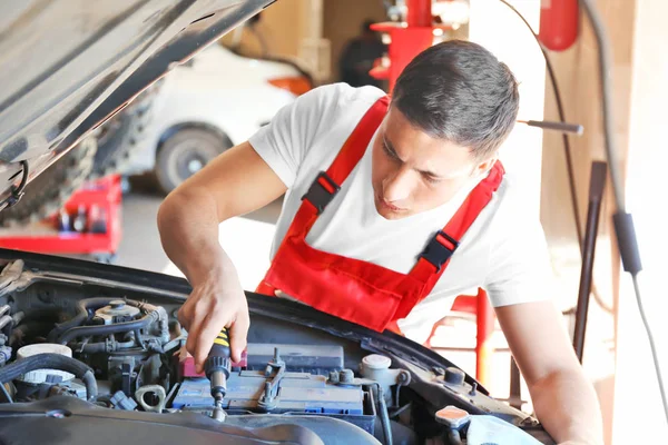 Joven Mecánico Automóviles Reparación Coches Centro Servicio — Foto de Stock