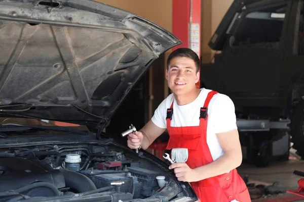 Young Auto Mechanic Repairing Car Service Center — Stock Photo, Image