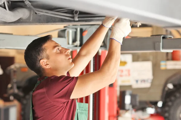 Joven Mecánico Automóviles Reparación Coches Centro Servicio — Foto de Stock