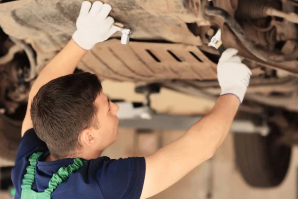 Jovem Auto Mecânico Reparando Carro Centro Serviço — Fotografia de Stock