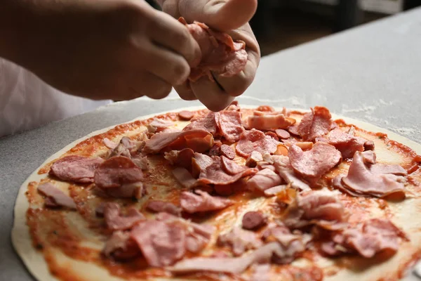 Chef Preparing Pizza Table Restaurant Kitchen — Stock Photo, Image