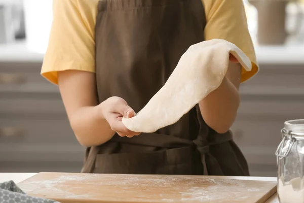 Mulher Preparando Massa Para Pizza Cozinha — Fotografia de Stock