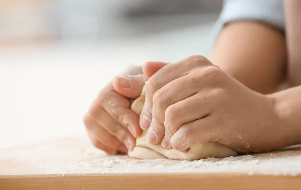 Mujer Preparando Masa Para Pizza Mesa Cocina Primer Plano — Foto de Stock