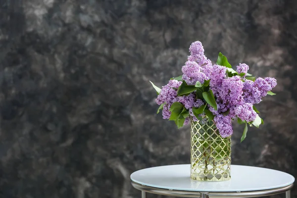 Vase Mit Schönem Blühenden Flieder Auf Tisch Vor Dunklem Hintergrund — Stockfoto