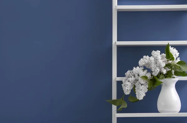 Vase Beautiful Blossoming Lilac Shelf Color Background — Stock Photo, Image