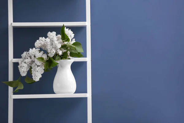 美しいの花ライラック色背景の棚の上の花瓶 — ストック写真