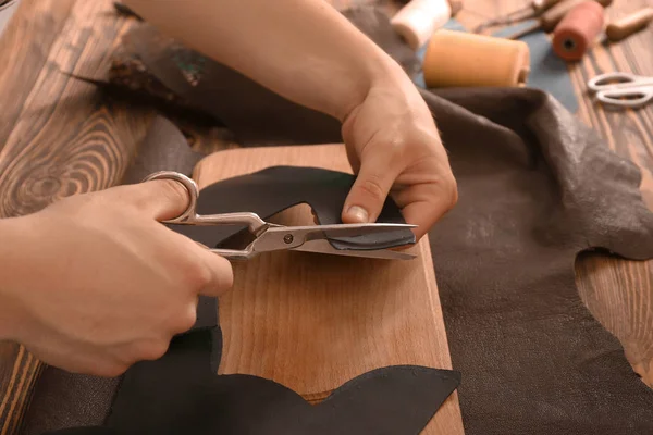 Man Cutting Leather Workshop — Stock Photo, Image
