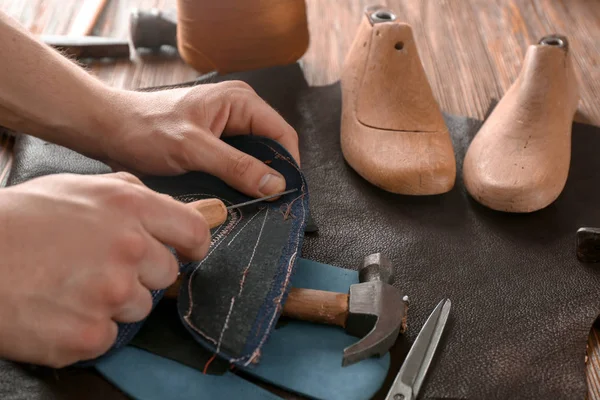 Shoemaker Práce Kůží Továrně — Stock fotografie