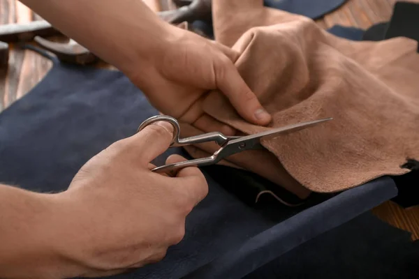 Man Cutting Leather Workshop — Stock Photo, Image