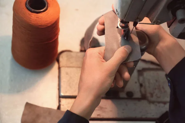 Man Using Sewing Machine Leather Workshop — Stock Photo, Image