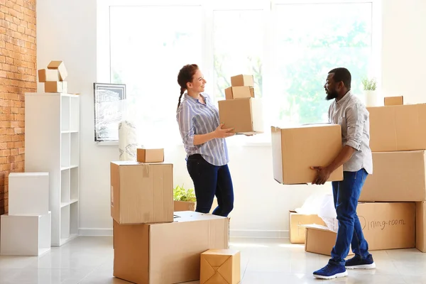 Casal Inter Racial Carregando Caixas Dentro Casa Mudando Para Casa — Fotografia de Stock