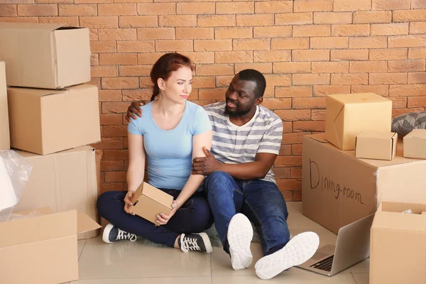 Interracial Couple Sitting Floor Boxes Moving New House — Stock Photo, Image