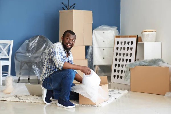 非裔美国人在室内打开箱子 搬进新房 — 图库照片