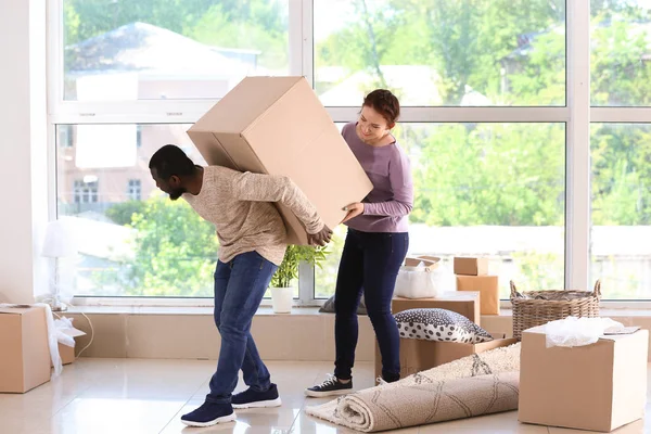 Couple Interracial Portant Boîte Intérieur Déménagement Dans Une Nouvelle Maison — Photo