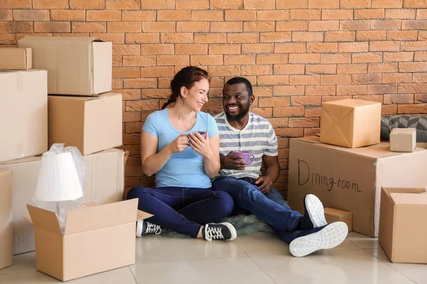 Interracial Couple Cups Tea Resting Floor Boxes Room Moving New — Stock Photo, Image
