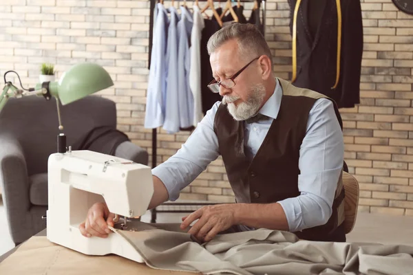 Mature Tailor Working Sewing Machine Atelier — Stock Photo, Image