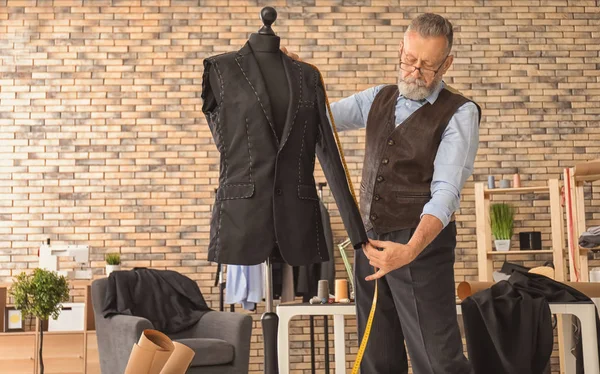Mature Tailleur Prenant Des Mesures Veste Sur Mannequin Atelier — Photo
