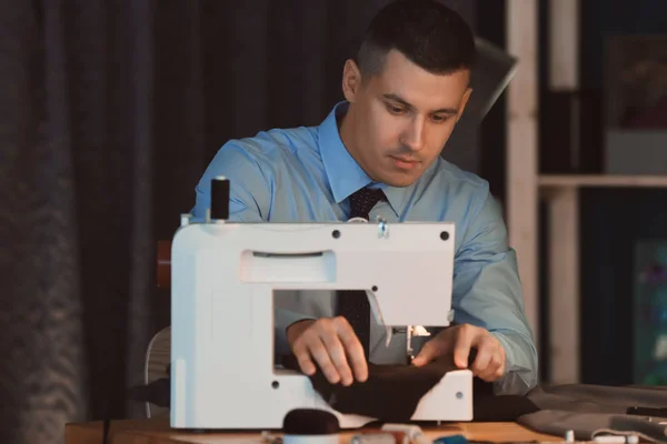 Jonge Kleermaker Bezig Met Naaimachine Atelier — Stockfoto