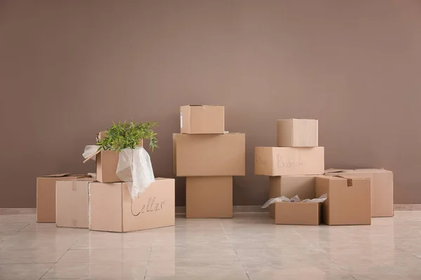 Packed Carton Boxes Floor Wall Moving House Concept — Stock Photo, Image