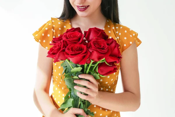 Güzel Güller Beyaz Arka Plan Üzerinde Tutan Kadın — Stok fotoğraf